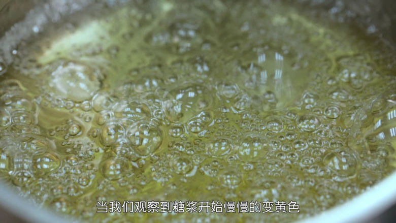冰糖葫芦,糖浆煮到图中这样的颜色就可以了,有温度计的朋友把糖浆熬煮到超过150度就可以了,不要超过170度,否则就会开始变焦糖了,而且糖壳会很厚,咬不动