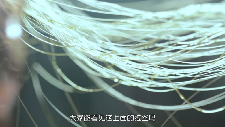 冰糖葫芦,糖葫芦做完之后糖浆变稠了我们可以拉糖丝,其实就是在两个杯子上面各架一根抹油的筷子,然后用勺子舀糖浆在筷子之间来回甩动,糖丝就出来了