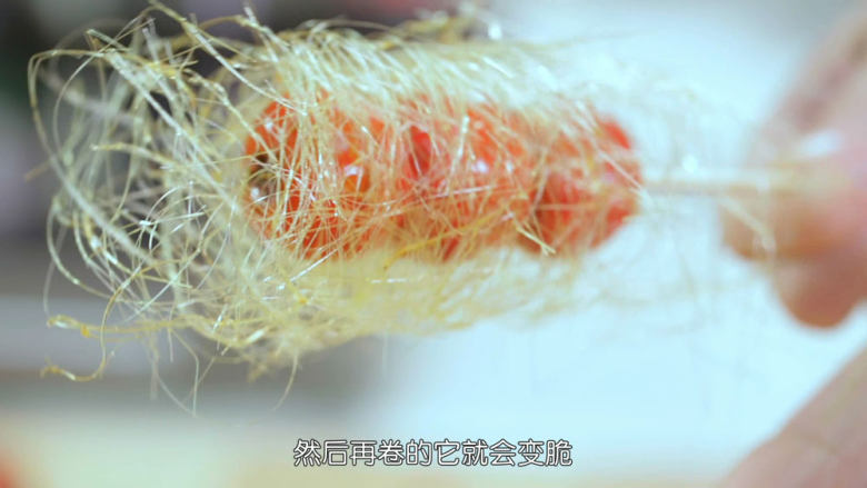 冰糖葫芦,糖丝甩好之后要马上用糖葫芦卷起来,否则会变硬,会直接断掉