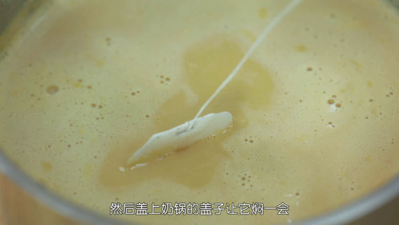 冰糖葫芦,糖丝做完之后糖浆快凝固了,我们可以在里面加牛奶做成焦糖牛奶,或者在焦糖牛奶里面加一个红茶包盖上盖子焖2~5分钟,变成焦糖奶茶哦