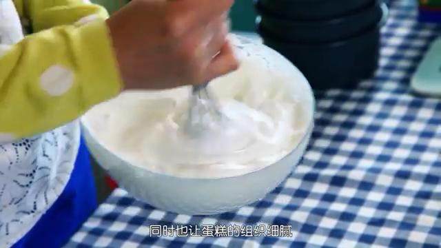 草莓奶油蛋糕,检查静置的蛋白霜,不断搅拌质地细腻即可,烤箱上下火170度预热