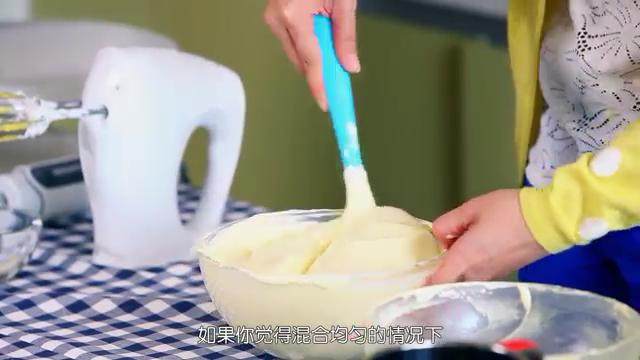 草莓奶油蛋糕,把蛋黄糊倒入剩下的蛋白霜,同样翻拌均匀直到看不出白色的蛋白霜