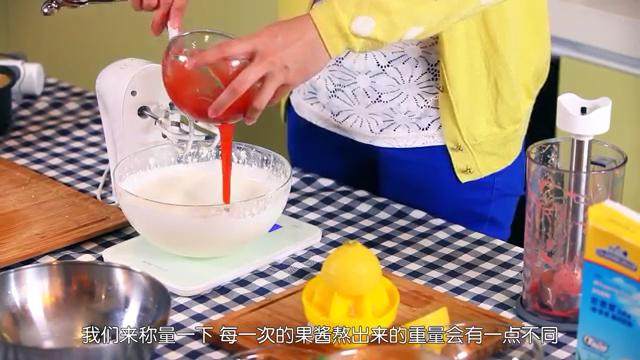 草莓奶油蛋糕,淡奶油加草莓果酱打发,果酱的比例不超过淡奶油的20%,打至7~8分发(出现纹路,不消失就可以了,但还能稍微流动)