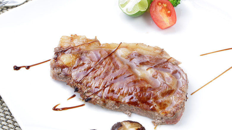 【食在Fastee】黑椒红酒菲力牛扒配小香菇(烧烤),牛扒上盘,
将牛扒、香菇或者水果装盘,
淋上扒汁