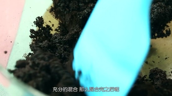 草莓芝士慕斯,然后把饼干碎和黄油充分混匀,饼干不够碎或没有跟黄油混合均匀都会造成饼干底散掉
