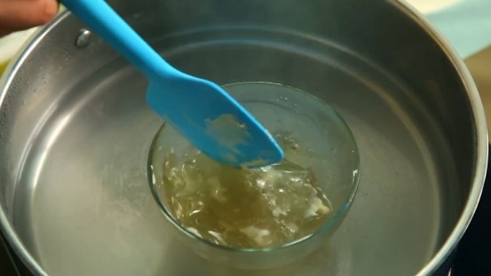草莓芝士慕斯,吉利丁泡软了,沥水后隔水融化