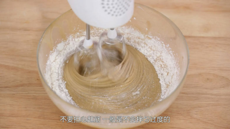 脆皮蛋筒和脆皮碗,把打发好的全蛋液加入完全冷却之后的黄糖混合物里面,用打蛋器1档的速度混匀,期间要用刮刀刮一下底部不均匀的面糊,再用打蛋器混匀,<a style='color:red;display:inline-block;' href='/shicai/ 780'>香草精</a>加进去,打蛋器画两圈混匀,最后把<a style='color:red;display:inline-block;' href='/shicai/ 549'>中筋面粉</a>加进去,不需要过筛,直接加进去就可以了,然后用打蛋器1档混匀,期间要用刮刀把边缘不均匀的面粉刮进去混匀