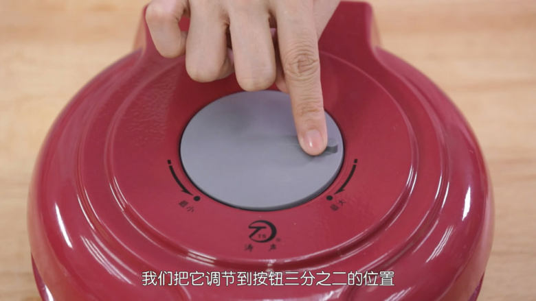 脆皮蛋筒和脆皮碗,做好的脆皮面糊要盖上保鲜膜放入冰箱最少冷藏半个小时,变成膏状之后再拿出来烘焙。面糊冷却好了之后拿出来,我先来制作脆皮蛋筒,脆皮机我们要预热一下,火候控制大概在机器的三分二处,不要开最高火哦,明火的蛋卷模也一样,小火加热,不要开大火,否则会很难控制,小火会烘烤均匀一点