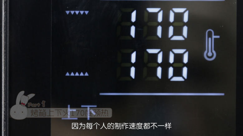 基础原味蛋糕卷,在做之前先把烤箱上下火170度预热,智能烤箱最少时间设置为半个小时,机械烤箱设置为常通状态,然后我们来制作戚风面糊,先把鸡蛋的<a style='color:red;display:inline-block;' href='/shicai/ 17'><a style='color:red;display:inline-block;' href='/shicai/ 17'>蛋清</a></a>和<a style='color:red;display:inline-block;' href='/shicai/ 15'><a style='color:red;display:inline-block;' href='/shicai/ 15'>蛋黄</a></a>分离,做法跟戚风蛋糕一摸一样,唯一不同的在于蛋白霜的打发程度控制