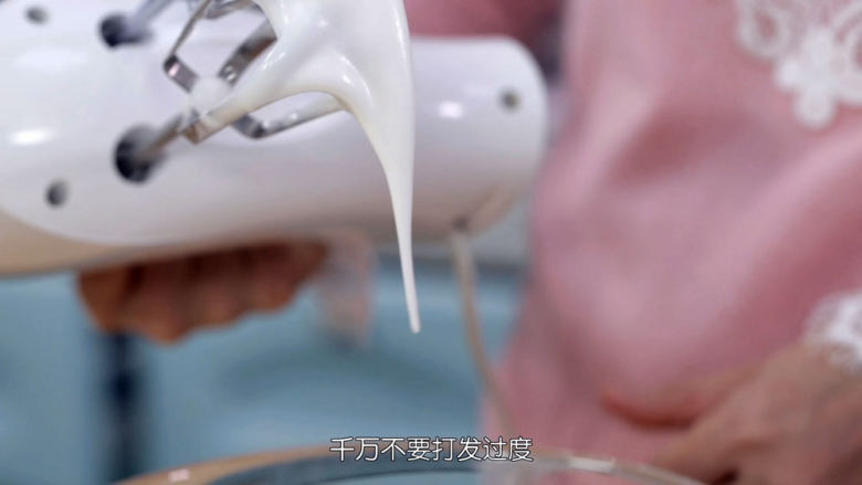 基础原味蛋糕卷,然后再用中速,一般搅打,一边慢慢的一次性把细砂糖全部加进去,把蛋白霜打到湿性发泡,为了避免打发过度,这里不要开高速是重点,这样才能打出细腻稳定的蛋白霜。一开始蛋白霜是亚光的,持续搅打之后,蛋白霜会慢慢的产生光泽变细腻,出现纹路马上消失,这个时候可以停下来提起打蛋头看看蛋白霜的状态,其实这样就是湿性发泡了,用来做轻芝士蛋糕,打发到这样就可以了,但做蛋糕卷还需要继续打发一下