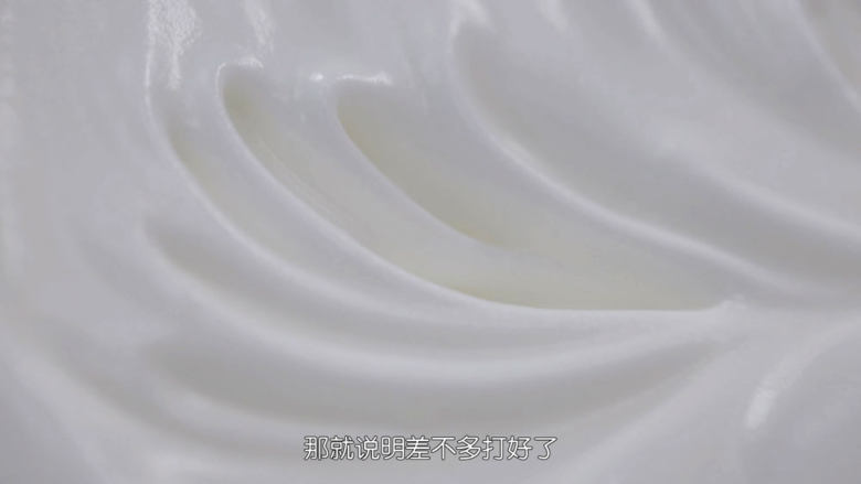 基础原味蛋糕卷,继续开动打蛋器低速,把蛋白霜打发到出现纹路不消失的状态,但还是很软的,介乎于硬性发泡和湿性发泡之间