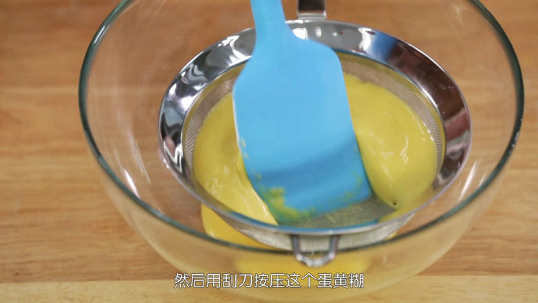 基础原味蛋糕卷,把蛋黄糊用一个60目的面粉筛过筛,这个动作很有必要,想要做出细腻的蛋糕卷,这一步是重点;接着拿一个干净的手动打蛋器检查蛋白霜的状态,就算是成功的蛋白霜,表面也会有一点点的结块,所以这个步骤也不能省略,这是为了待会更好的跟蛋黄糊混匀