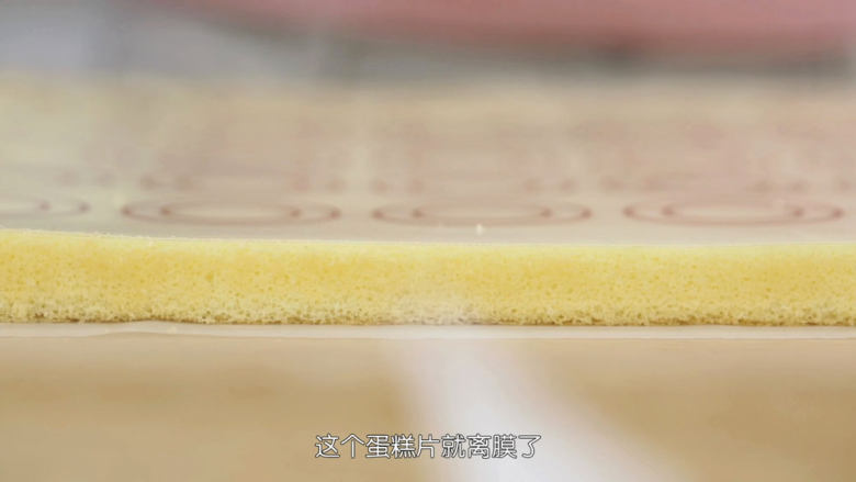 基础原味蛋糕卷,把蛋糕糊送入已经预热好的烤箱里面,上下火170度,中层,烘烤20分钟左右,具体看上色情况而定,蛋糕片烤好之后轻摔一下烤盘,然后静置放凉直到表面不在感觉有热气散出,再脱模,具体方法请参考视频中演示,如果想要正卷,脱模后,焦色的那一面必须朝上完全放凉,因为热气散去,但蛋糕还是热的,会有水汽产生,然后在上面放上一张油纸防止干燥
