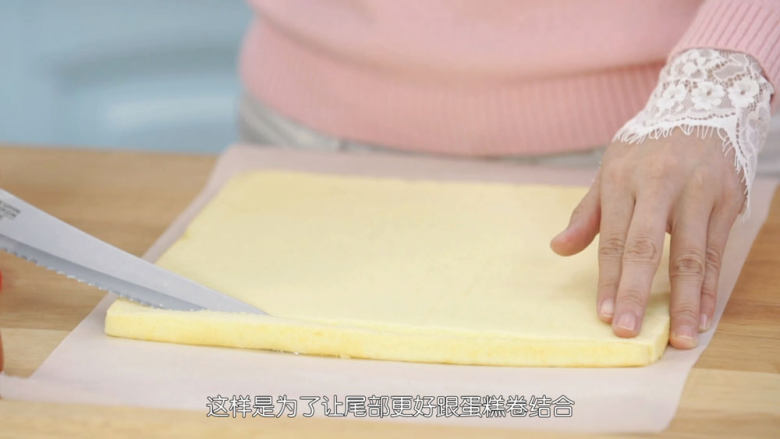 基础原味蛋糕卷,淡奶油打发好之后把刚才焦色面朝上放凉的蛋糕片翻转过来,因为e型卷,我们做正卷,然后把尾部斜切一下,这样是为了待会卷的时候更容易结合