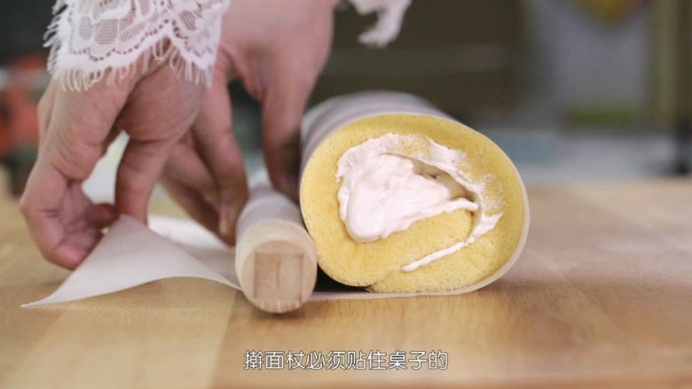 基础原味蛋糕卷,然后在蛋糕片上面抹上奶油,靠近身体这边堆一个奶油小山丘,把<a style='color:red;display:inline-block;' href='/shicai/ 592'>草莓</a>粒放进去,然后再铺上奶油,填满所有<a style='color:red;display:inline-block;' href='/shicai/ 592'>草莓</a>的缝隙,然后用擀面杖卷起油纸,根据视频的演示把蛋糕片卷起来,接口放在蛋糕卷的底部,那正卷的e型卷就好了,需要把它送入冰箱冷藏最少半个小时定型后再切件装饰和食用,否则现在马上切会把奶油挤出来的