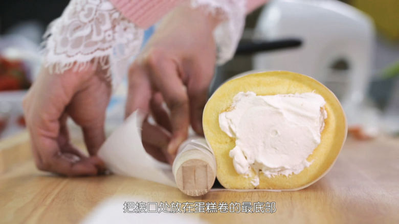 基础原味蛋糕卷,最后把接口放在蛋糕卷的底部,那反卷的o型卷就做好了,用油纸包好送入冰箱冷藏最少定型30分钟,再拿出来切件装饰和食用