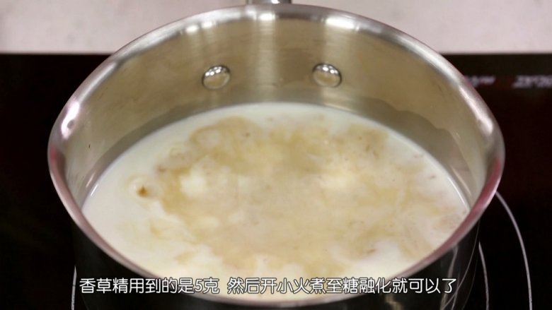 焦糖布丁,我们先把牛奶和细砂糖混合,然后把<a style='color:red;display:inline-block;' href='/shicai/ 780'>香草精</a>倒进去,开小火煮至糖融化就可以了,不要煮到沸腾,沸腾会有泡泡,只需要用勺子轻轻拌匀融化就可以了,细砂糖完全融化后,牛奶的温度大概在60度左右,糖融化了就离火,然后放在一旁备用