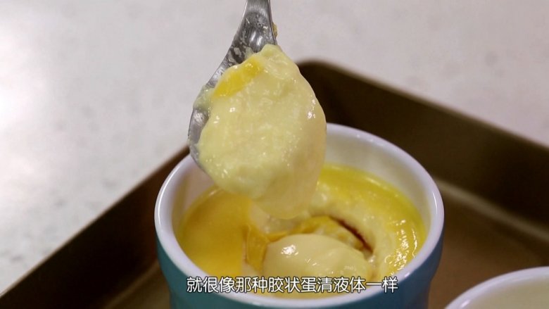 焦糖布丁,焦糖布丁刚刚烤好之后是不能马上食用的,因为口感会非常的奇怪,一坨糊糊一样的感觉,必须室温冷却后放冰箱冷藏最好过夜再食用