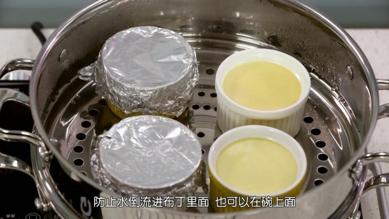 焦糖布丁,没有烤箱的怎么做?大家可以用隔水蒸的方法,(焦糖布丁的制作的步骤全部都一样)水沸腾之后马上转最小火蒸20分钟,同样需要冷却冷藏后再食用
