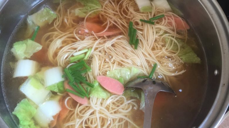 早餐面,再滚沸腾后倒入火腿和葱，下<a style='color:red;display:inline-block;' href='/shicai/ 756'>鸡精</a>和糖，再盖锅