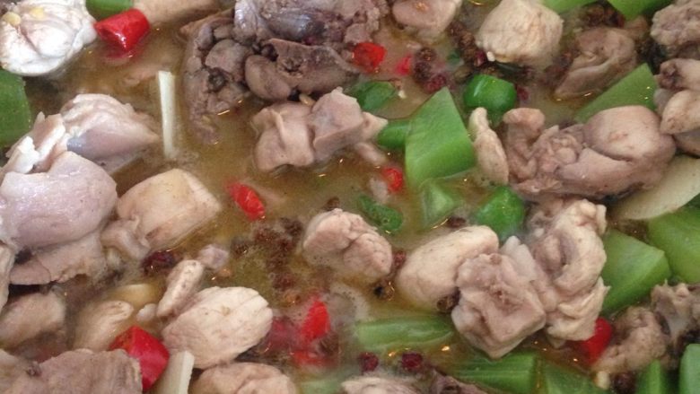 青笋鲜椒烧兔,再倒入兔丁翻炒加入青笋翻炒