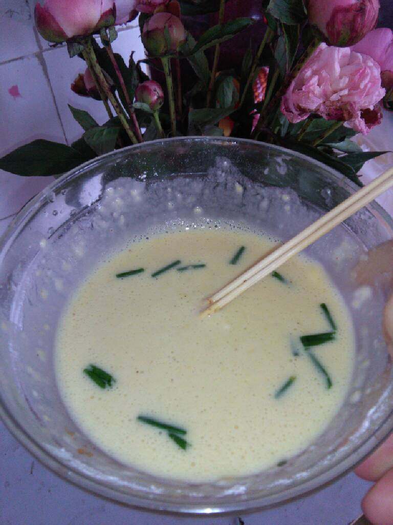 黄金饼,第四步骤,洒入香葱,盐,胡椒粉,为了摊出的饼薄而煎,勿必将食材打成糊状。