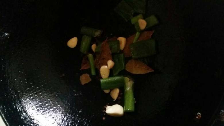 干锅鸡翅,将葱姜蒜,香叶等香料放置油锅中爆香