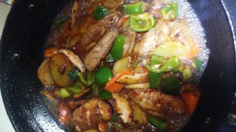 干锅鸡翅,加入如有食材后继续翻炒,最后收汁