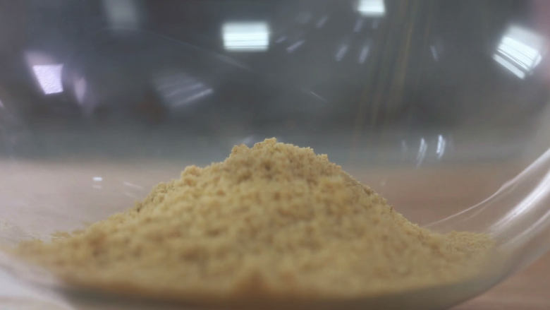 烤蓝莓重芝士蛋糕,消化饼干用料理机打成粉末,没有料理机的朋友可以参考草莓慕斯中饼干底的做法,用保鲜袋和擀面杖把饼干擀成粉末