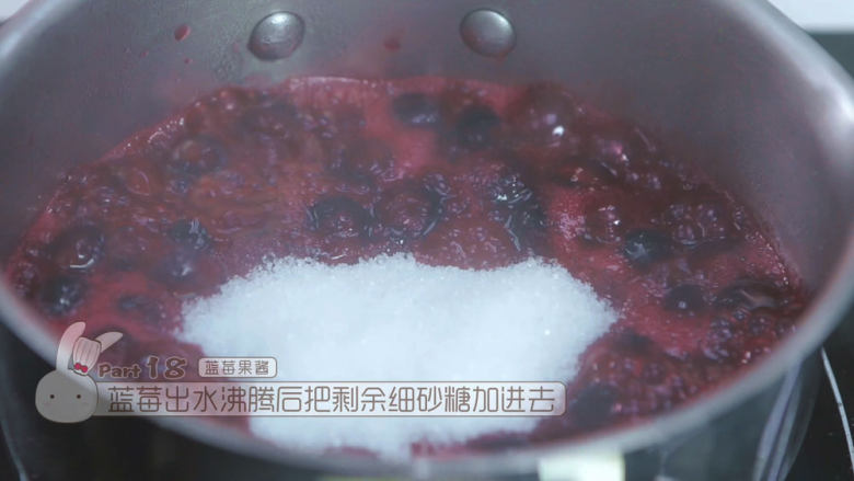 烤蓝莓重芝士蛋糕,然后再把剩余的细砂糖倒进去拌匀,然后马上转最小火,不断用刮刀拌匀至蓝莓果酱变浓稠,细砂糖的用量根据蓝莓的酸甜度来调节,可以增减的,细砂糖全部融化之后可以先尝一下味道,如果有点甜味就OK了,因为后续继续煮果酱会浓缩,变得更甜一些