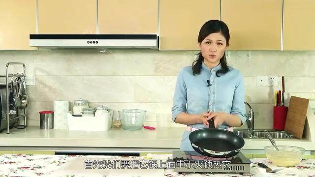 芒果班戟和芒果千层饼,准备一个26cm的平底锅,本配方一份的分量大概煎10张饼皮,这还要取决于你煎饼皮的厚度,如果想做多一点,配方可以几倍增加,然后中小火预热平底锅