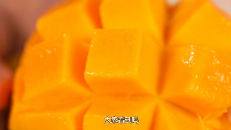 芒果流心慕斯,吉利丁片剪小片泡在冰水中备用(最少浸泡10分钟),然后把芒果切丁备用,分成芒果泥要用的芒果果肉和夹心用的芒果果肉