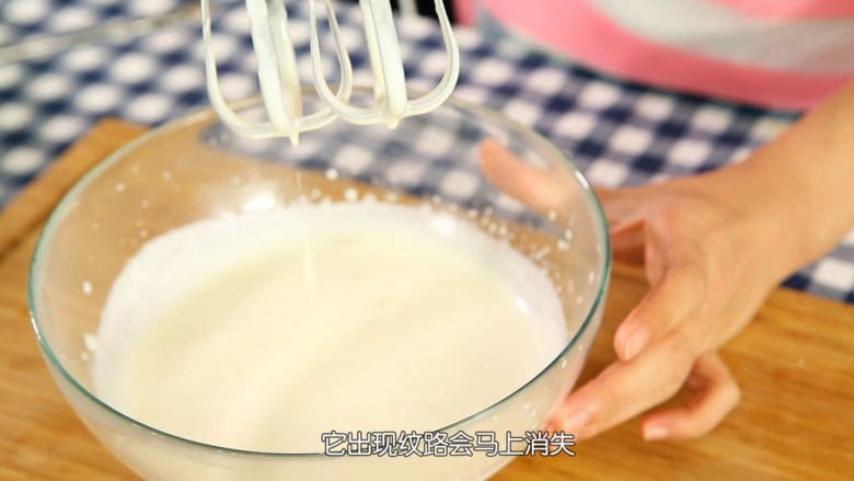 芒果流心慕斯,淡奶油什么都不用加,告诉打至变浓稠,出现纹路马上消失的状态