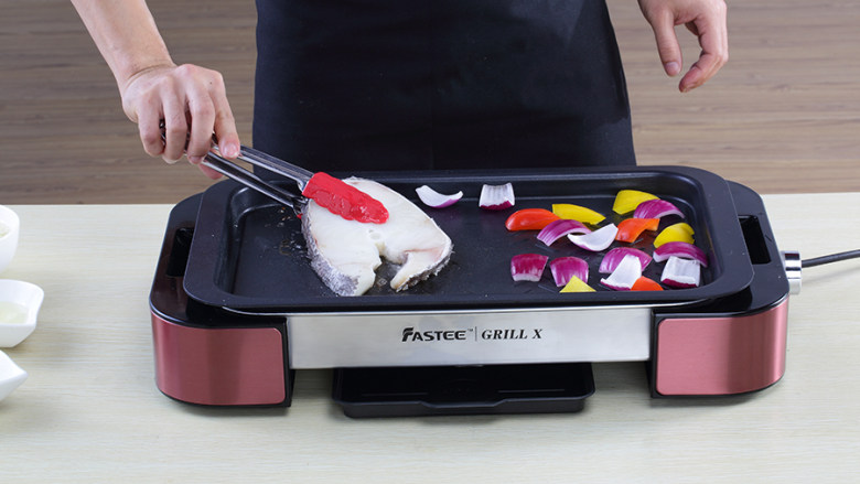 【食在Fastee】金蒜香煎银鳕鱼配洋葱（烧烤）,烤盘调至最高温，
预热10分钟，
均匀涂抹<a style='color:red;display:inline-block;' href='/shicai/ 851'>橄榄油</a>于烤盘，
放入鳕鱼，
烤盘全程保持高温，
防止鳕鱼收缩