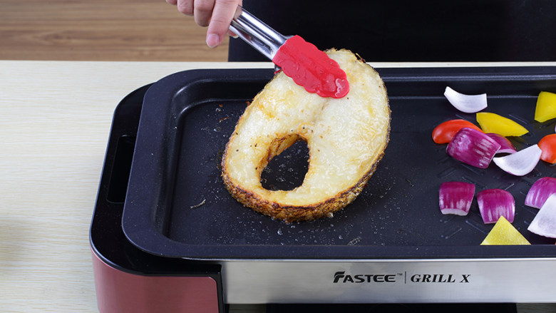 【食在Fastee】金蒜香煎银鳕鱼配洋葱（烧烤）,鳕鱼一面烤至金黄色后，
翻转另一面，
直至两面金黄色