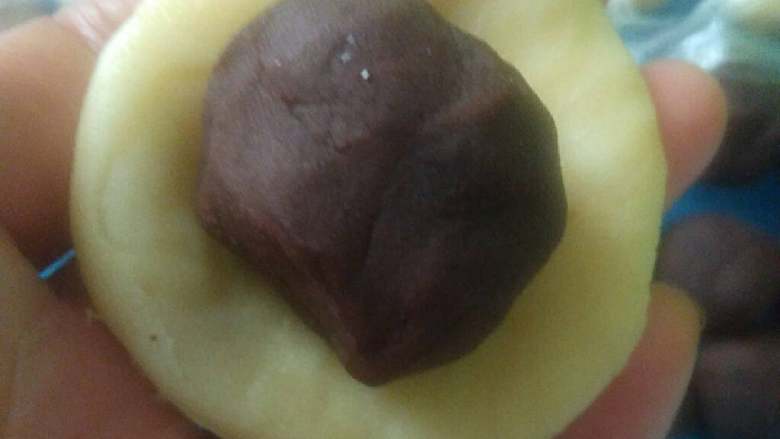紫薯开口笑&葵花酥,把<a style='color:red;display:inline-block;' href='/shicai/ 4729'>豆沙馅</a>分别包入松弛好的面团中,收口捏紧