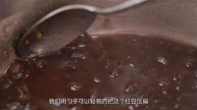 抹茶冰淇淋层层叠,先煮红豆沙,把<a style='color:red;display:inline-block;' href='/shicai/ 8019'>蜜红豆</a>和清水加入奶锅中,中火煮至红豆出沙,用勺子可以轻易压扁的状态,就可以盛出来放凉备用了,水不要煮的太干,因为红豆在放凉期间还会吸收水分的