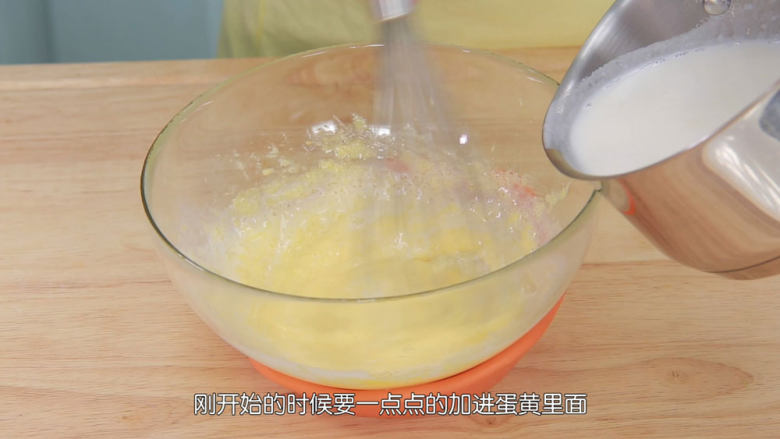 抹茶冰淇淋层层叠,接着一边慢慢倒入热牛奶一边把蛋黄糊搅拌均匀,刚开始要一点点的倒进去,混合均匀再继续倒,等到有一点温度的时候就可以倒得快一点了,以免把蛋黄烫熟有结块,然后再马上把蛋奶糊马上倒入奶锅中中小火加热,不断的搅拌,把蛋奶糊煮至浓稠