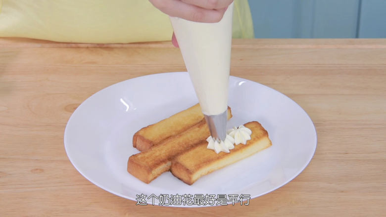 抹茶冰淇淋层层叠,把吐司条和淡奶油冰淇淋和红豆沙组装在一起,吐司条配合这个冰淇淋简直就是绝配太好吃了,如果你觉得组装麻烦,可以直接拿吐司条沾冰淇淋吃,会有惊喜哦