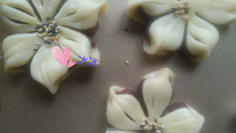 紫薯开口笑&葵花酥,中间滴入蛋液,撒上<a style='color:red;display:inline-block;' href='/shicai/ 666'>芝麻</a>点缀,依次摆入烤盘。烤箱上下管180度预热。