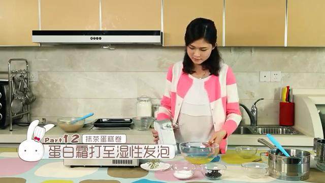 抹茶红豆卷,细砂糖分三次加入<a style='color:red;display:inline-block;' href='/shicai/ 1117'>蛋白</a>里打发至湿性发泡,如图所示出现小弯钩