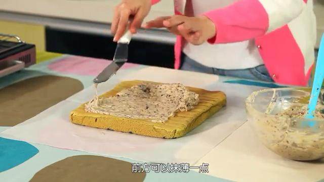 抹茶红豆卷,然后红豆慕斯已经室温凝固得差不多了,要是夏天红豆慕斯要放进冰箱凝固,室温那么热,凝固不了正常的,然后铺上栗子卷起来