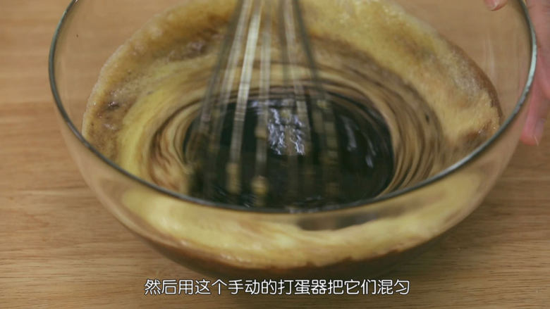 巧克力流心,确认一下巧克力的温度,只要不烫手就可以和鸡蛋混合喽,如果夏天太热,那就稍微再放一会,不可以放入冰箱(因为黄油和巧克力都会凝固的),只能室温冷却,然后把鸡蛋倒入巧克力糊里面用手动打蛋器混匀