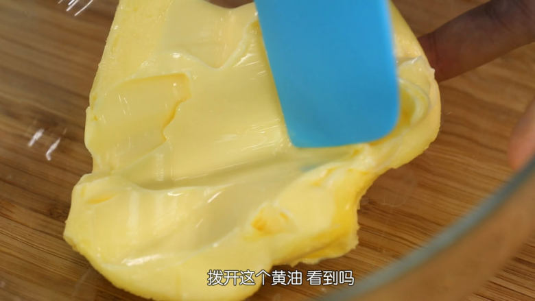 酥到掉渣的黄油曲奇,首先黄油必须室温软化到软膏状,用刮刀可以非常轻易的拨开就差不多了,片中有教隔水加热软化的方法(最好还是室温软化,因为隔水软化过度,就是黄油融化过度,最后也会影响曲奇花纹的),最后曲奇面糊的软硬程度,跟你这个黄油的软化程度有直接关系,如果你的黄油软化不到位,那么你最后的面糊,可能挤破N个裱花袋都挤不出来哦