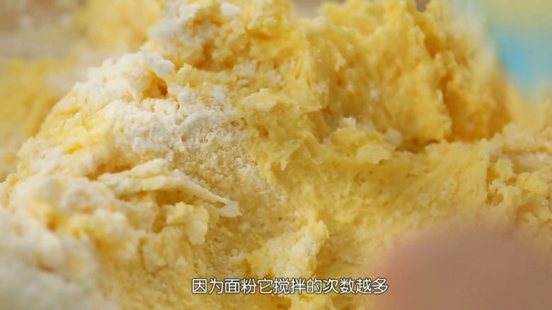 酥到掉渣的黄油曲奇,<a style='color:red;display:inline-block;' href='/shicai/ 548'>低筋面粉</a>过筛分两次加进去,然后用刮刀切拌混匀,黄油软化到位了,面粉是很容易被黄油吸收进去的,拌匀到看不见干粉就马上停止,切勿过度搅拌,面粉起筋,曲奇花纹就可以能会消失