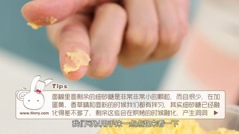 酥到掉渣的黄油曲奇,然后准备一个比较厚的裱花袋(我的是三能的),硅胶,布的都可以,但其实你的面糊如果做好了,一次性裱花袋是不会挤破的,除非面粉起筋,或者黄油软化不足,都会使得面糊过硬,挤到手抽经,花嘴我的是三能的SN7092,其它任意大号的曲奇花嘴都可以替代