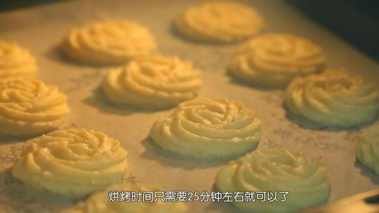 酥到掉渣的黄油曲奇,满盘的菊花形的曲奇进入烤箱烘烤,150度烘烤约30分钟,大家还需要根据自家烤箱的情况来调节