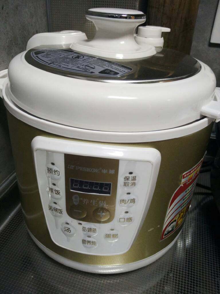 银耳桃胶雪梨羹,电饭锅内加些许水放入盅(家里没有大盅,我用的是装汤的碗)按营养炖键