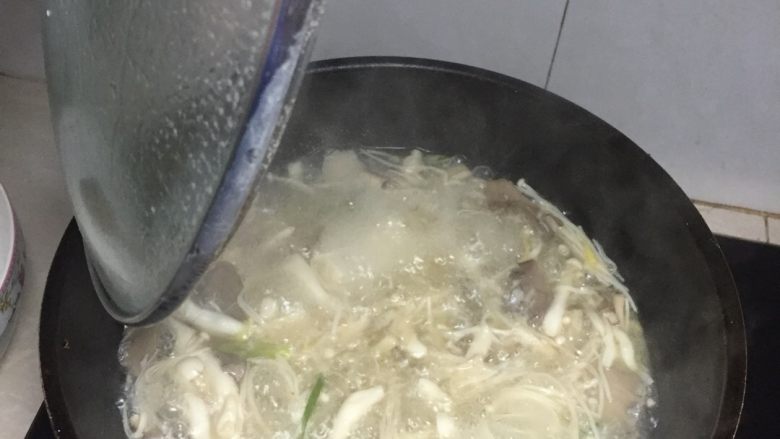 鲜虾杂菌汤,加油葱姜蒜炒菌菇至软,加水煮开五分钟后放入大虾