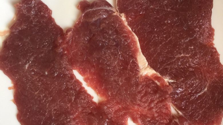 黑椒牛排,买的时候要叫卖肉的切薄点,回家洗净后要拍薄